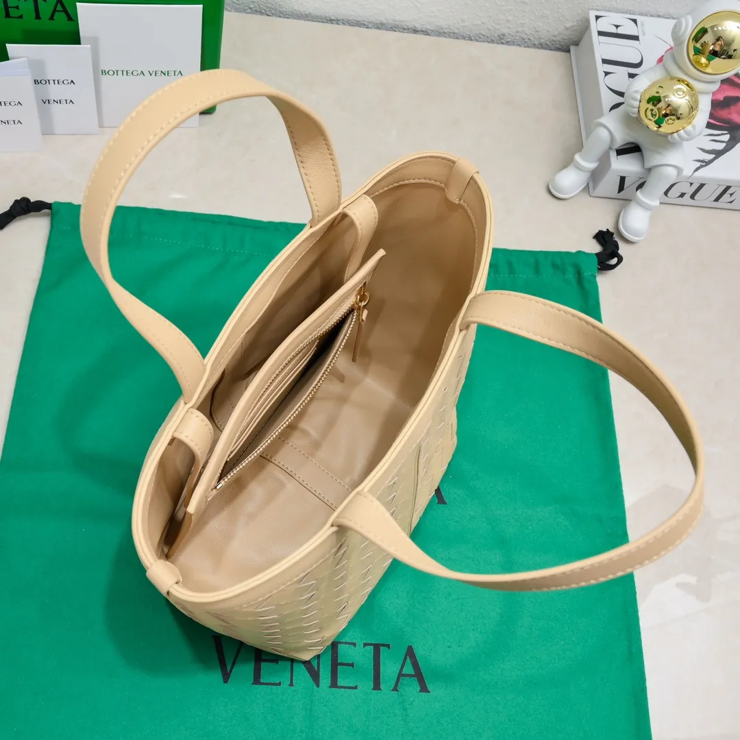 Batch 1500 #Bv 2023 new product Flip Flap tote bag, simple and practical tote body design, classic leather weaving, fully displaying Bv craftsmanship, and making the whole bag look more refined. The small zipper pocket can be placed inside the bag, or can be placed outside as a handbag seal. The versatile small tote [happy] is both fashionable and practical. It is suitable for a variety of occasions. It is made of top-grade happa lambskin. It is very soft and lightweight. The bag shape that can stand up without falling down is really nice. It is the first choice for fashion workers and expectant mothers. Size: 23x18.5x15, model: 7746